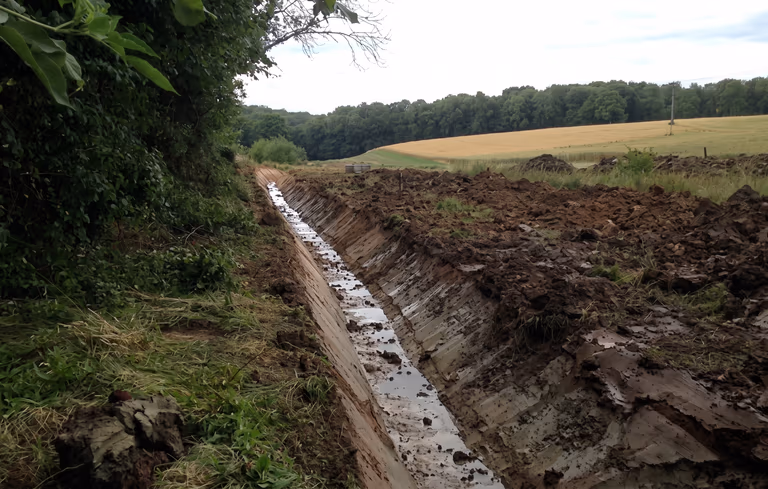 Travaux de drainage agricole sur une parcelle québécoise